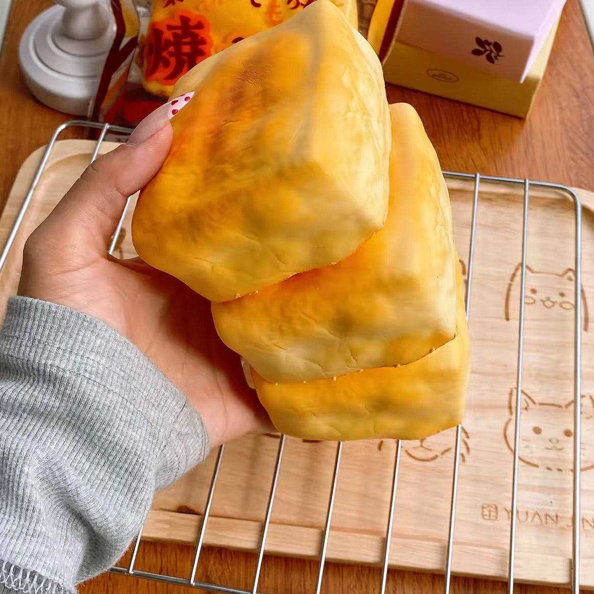 🍞✨ Hachimi Golden Toast ขนมปังปิ้ง Squishy ของแท้ เนื้อนุ่ม Slow Rising สีเหลืองทอง ของสะสมพรีเมียม