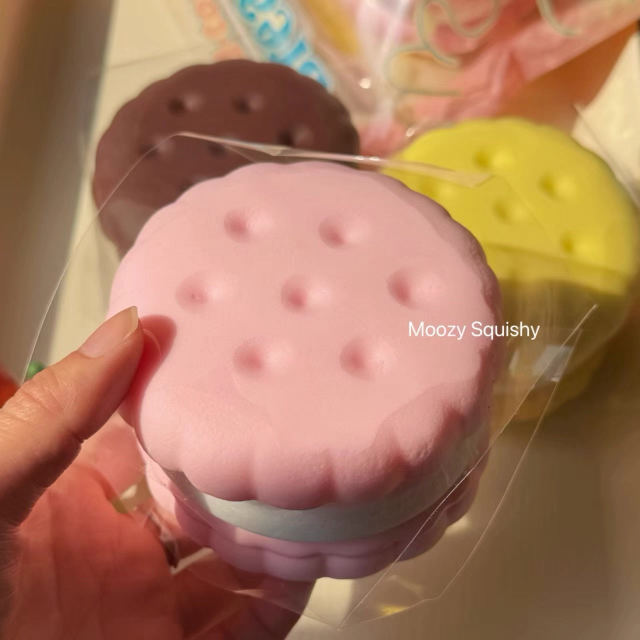 🍓🍪 Moozy Strawberry Cookie Squishy คุกกี้สตรอว์เบอร์รี่แยกชั้น ของแท้ 100% เนื้อนุ่ม Slow Rising ของเล่นบีบคลายเครียด ของสะสมพรีเมียม
