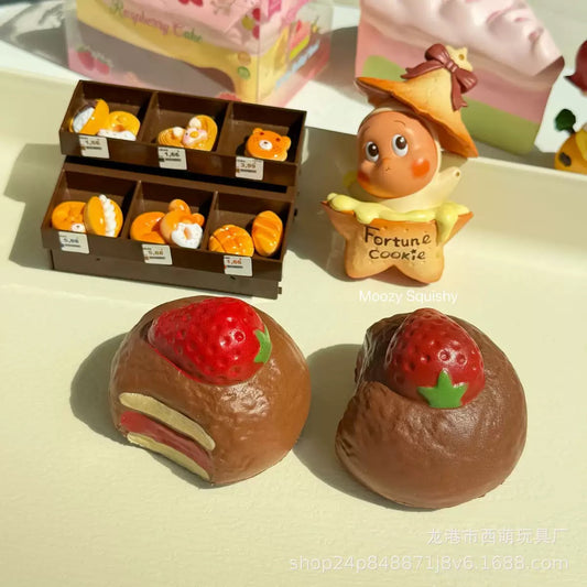 🍓🍫 Moozy Strawberry Chocolate สตรอว์เบอร์รี่ช็อกโกแลต Squishy ของแท้ เนื้อนุ่ม Slow Rising ของสะสมพรีเมียม