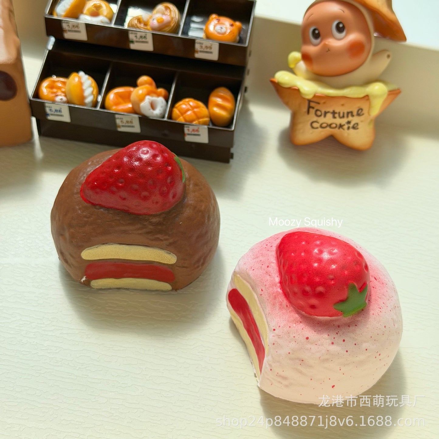 🍓🍫 Moozy Strawberry Chocolate สตรอว์เบอร์รี่ช็อกโกแลต Squishy ของแท้ เนื้อนุ่ม Slow Rising ของสะสมพรีเมียม