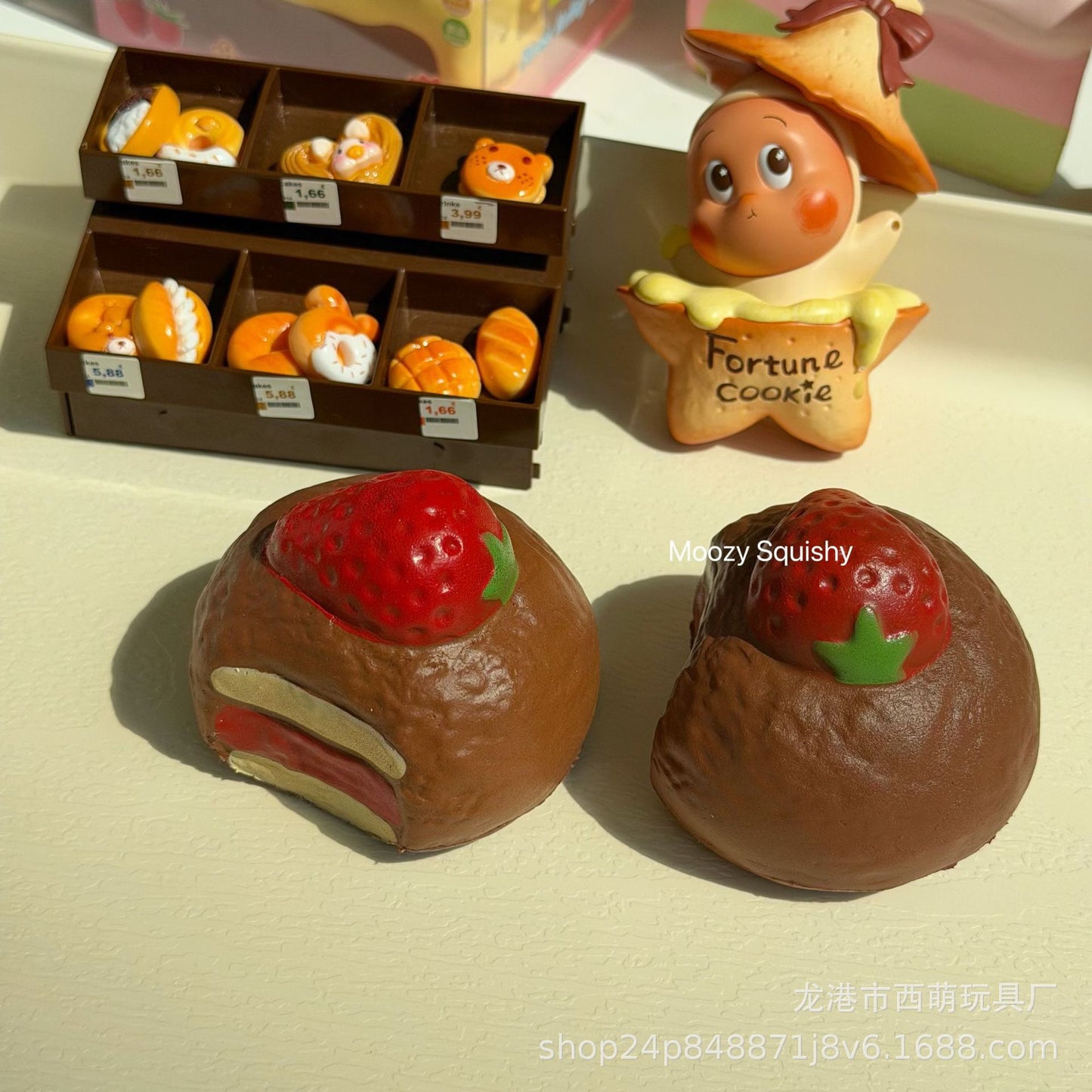 🍓🍫 Moozy Strawberry Chocolate สตรอว์เบอร์รี่ช็อกโกแลต Squishy ของแท้ เนื้อนุ่ม Slow Rising ของสะสมพรีเมียม