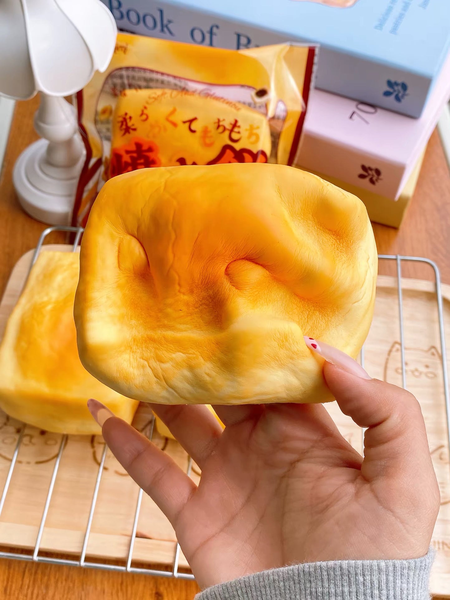 🍞✨ Hachimi Golden Toast ขนมปังปิ้ง Squishy ของแท้ เนื้อนุ่ม Slow Rising สีเหลืองทอง ของสะสมพรีเมียม