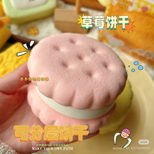 🍓🍪 Moozy Strawberry Cookie Squishy คุกกี้สตรอว์เบอร์รี่แยกชั้น ของแท้ 100% เนื้อนุ่ม Slow Rising ของเล่นบีบคลายเครียด ของสะสมพรีเมียม