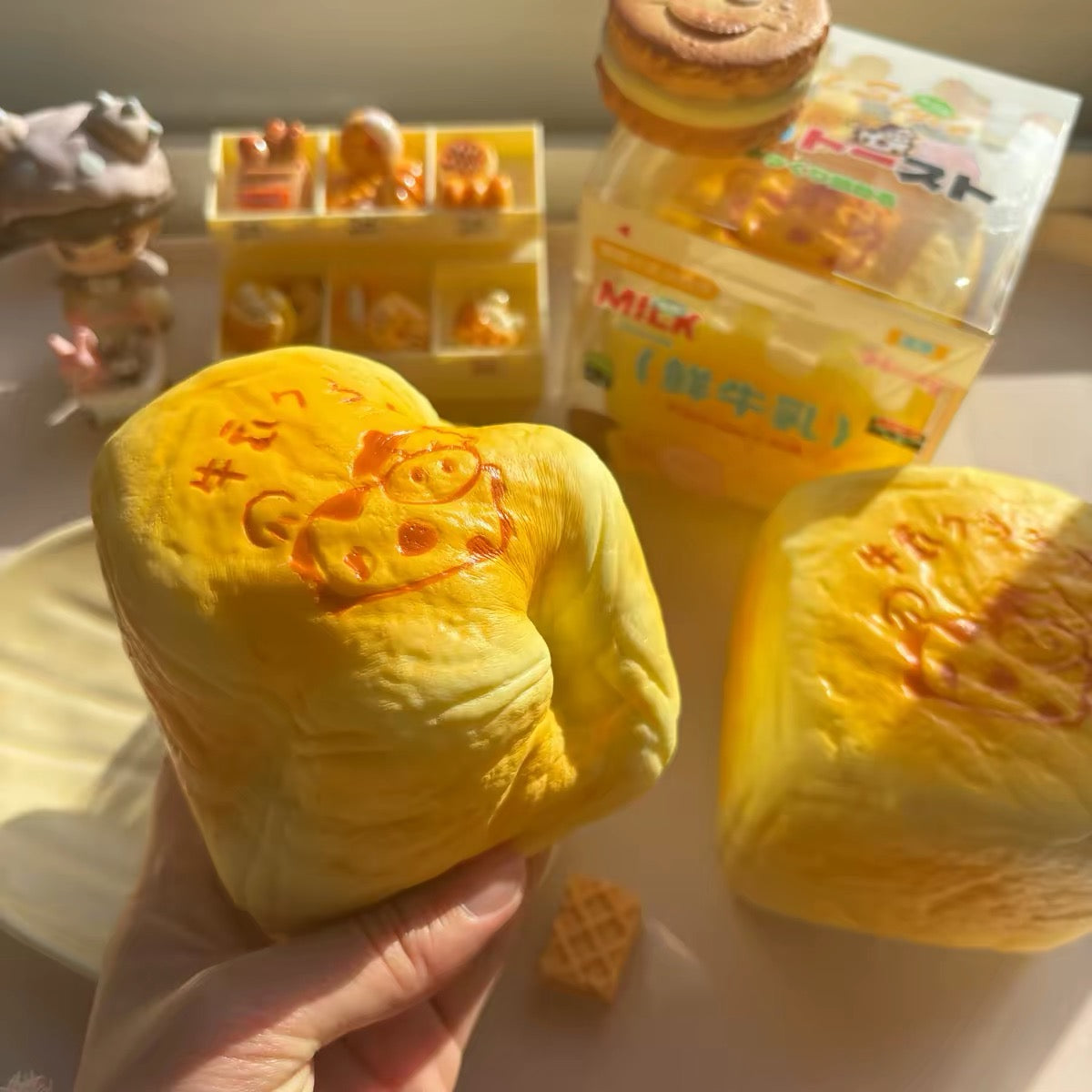 🥛🍞 Moozy Milk Toast Squishy ขนมปังนมลายวัว ของแท้ 100% เนื้อนุ่ม Slow Rising ของเล่นบีบคลายเครียด ของสะสมพรีเมียม