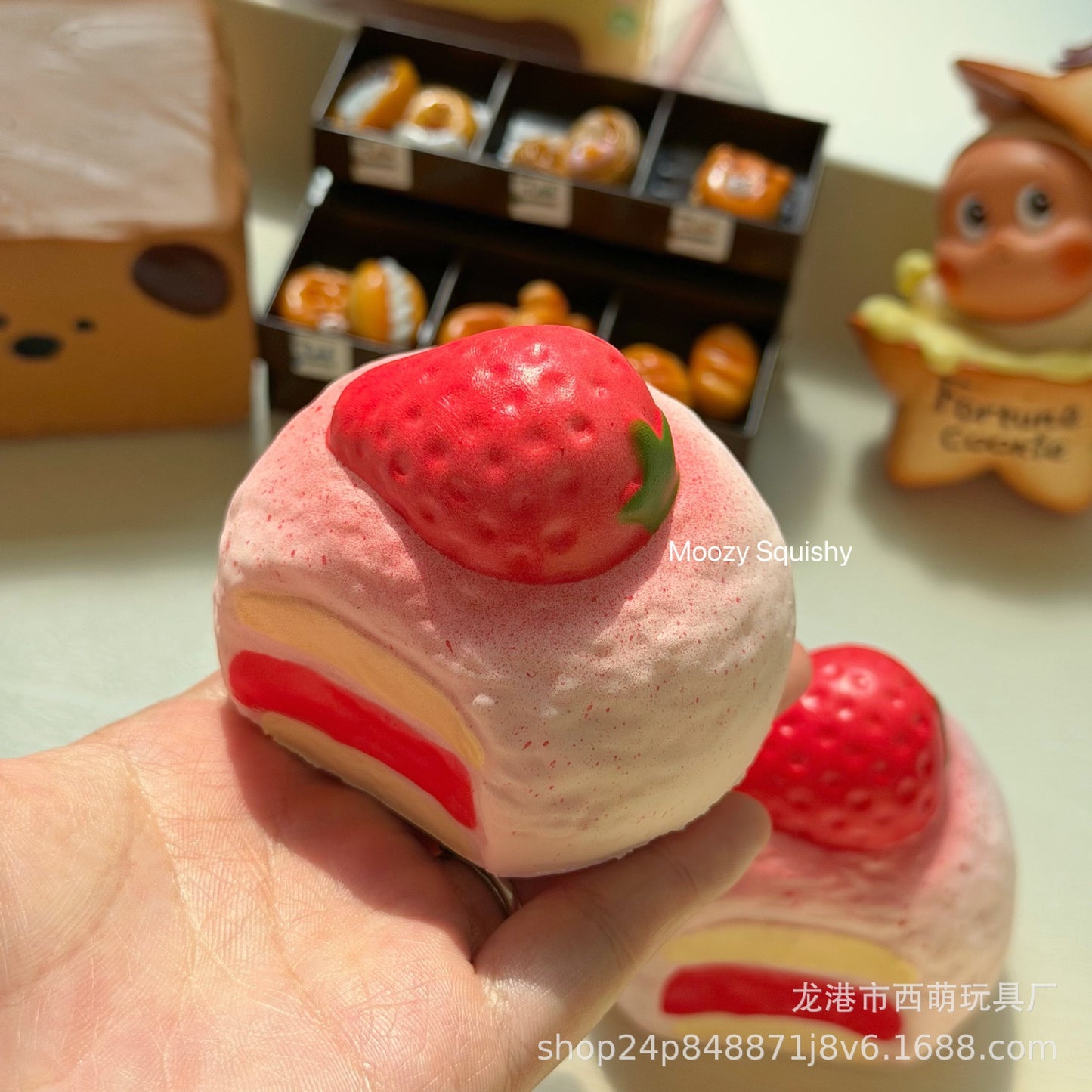 🍓🍫 Moozy Strawberry Chocolate สตรอว์เบอร์รี่ช็อกโกแลต Squishy ของแท้ เนื้อนุ่ม Slow Rising ของสะสมพรีเมียม